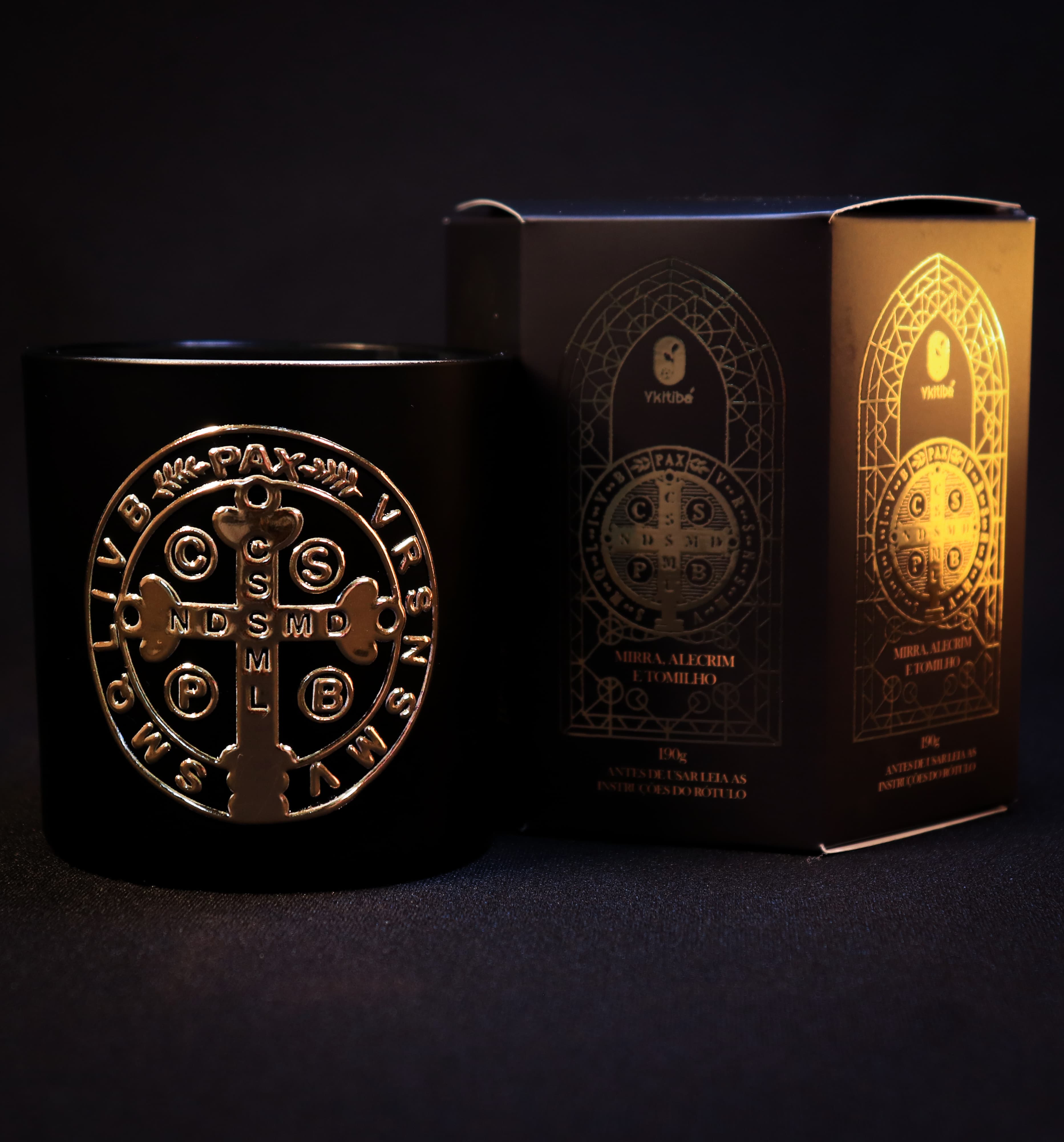 Pote da Vela São Bento com medalha em destaque e caixa hexagonal iluminada ao fundo